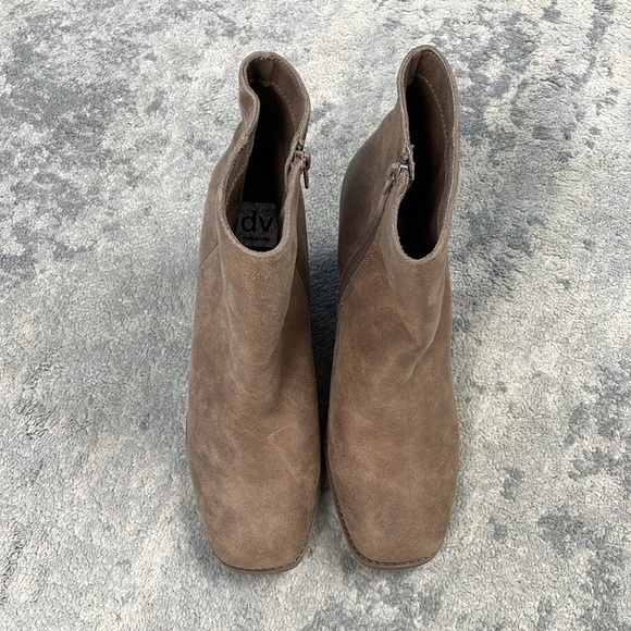 New Dolce Vita Rupart Wedge Ankle Bootie Faux Suede Truffle Tan Sz 12 - Picture 3 of 12
